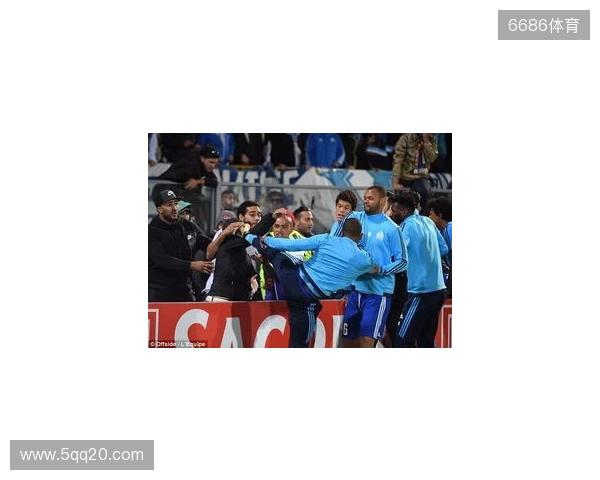 邮报：纽卡球迷在法国遇袭，被马赛球迷投掷催泪瓦斯